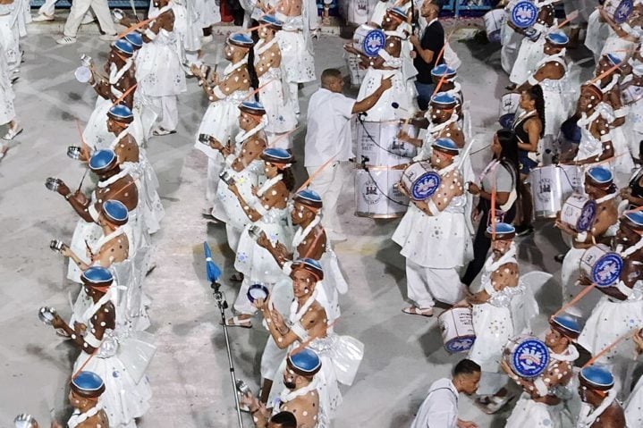Unidos da Ponte - A 4ª escola a entrar na avenida na sexta-feira vem de São João de Meriti e terá o enredo Antropoceno, uma reflexão sobre a relação do homem com o Planeta Terra. Foi uma das escolas afetadas pelo incêndio da fábrica.