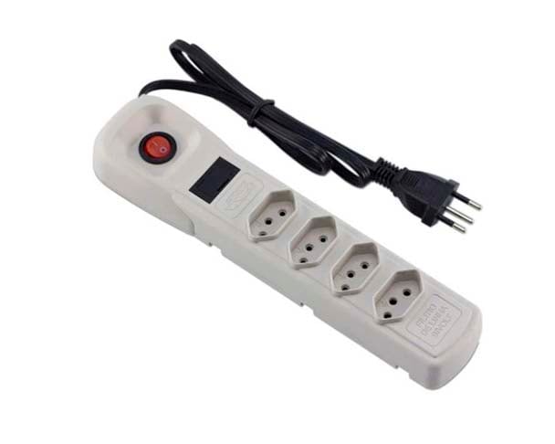 O ideal é usar filtro de linha - uma régua com várias entradas e um interruptor. Se houver sobrecarga, o equipamento age como disjuntor, interrompendo a energia.