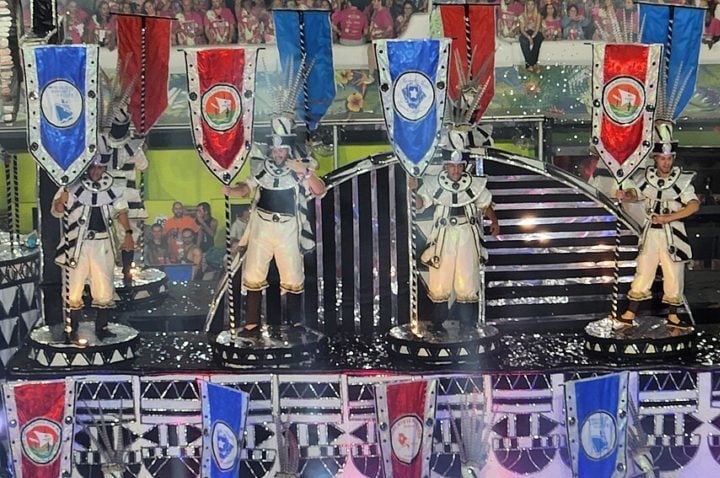 Inocentes de Belford Roxo - Com as cores azul, branco e vermelho, a Inocentes de Belford Roxo levará o enredo Ewe, a Cura Vem da Floresta à avenida. Será a 3ª escola da sexta-feira.