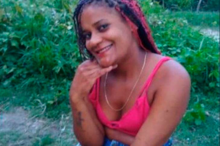 Em 25/05/2021, a cabeleireira Márcia Soares, 26 anos, morreu ao levar choque em celular ligado na tomada em Lagoa do Carro (PE). 