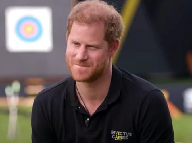 5º- Príncipe Harry, Duque de Sussex: O segundo filho do Rei Charles III é o quinto na fila para ocupar o trono. Sua decisão de se afastar das funções reais o coloca mais abaixo na linha de sucessão, mas ele ainda é um membro da família real.