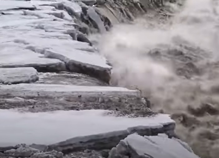 Com 2.902 km³ de água doce por ano, o Canadá é o terceiro com mais recursos hídricos do mundo. As Cataratas do Niágara, o Rio Yukon e o Rio Mackenzie são famosos. 