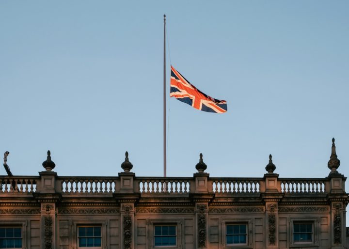 Desde 1688, o monarca governa junto com o parlamento britânico, que também supervisiona o reinado. 