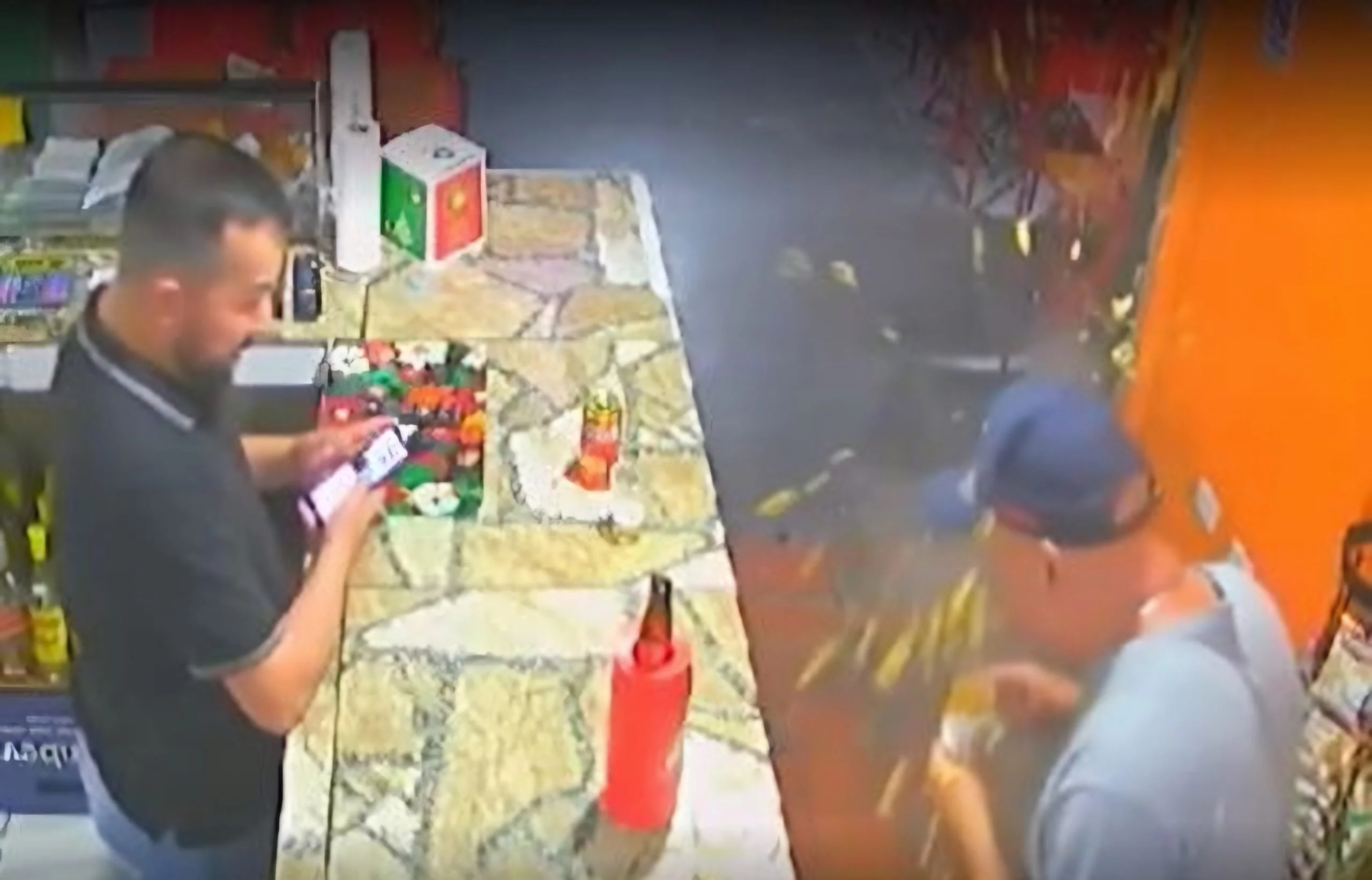 Nataniel decidiu revelar esse caso depois que viu no noticiário o vídeo da 'explosão' de uma coxinha no rosto de um cliente num bar em Curitiba no dia 13/12/2024.  Câmeras de segurança mostraram o momento em que o recheio sai voando quando ele morde o salgado.
