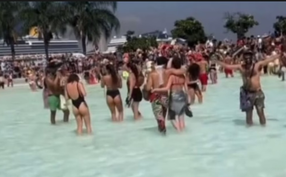 O calor infernal.do Rio deJaneiro fez com que centenas de foliões invadisse  o espelho d'água de um dos principais espaços culturais da cidade: o Museu do Amanhã,  na zona portuária. Foi no sábado 15/2 .