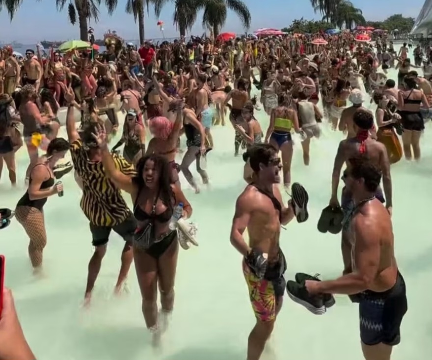 Dois blocos desfilaram no Centro: o Desliga da Justiça e o Bloco da Gold  do cantor Leo Santana. Muita gente que passou pela Praça Mauá aproveitou para se refrescar no entorno do museu onde o espelho d'água é decorativo.  