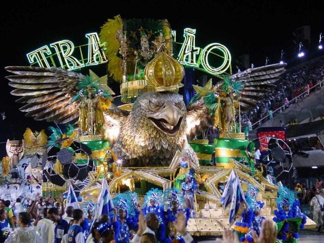 Tradição - A primeira escola a abrir a Sapucaí no sábado é original do bairro Campinho e carrega as cores azul royal, azul turquesa, ouro e branco. O enredo será Reza.