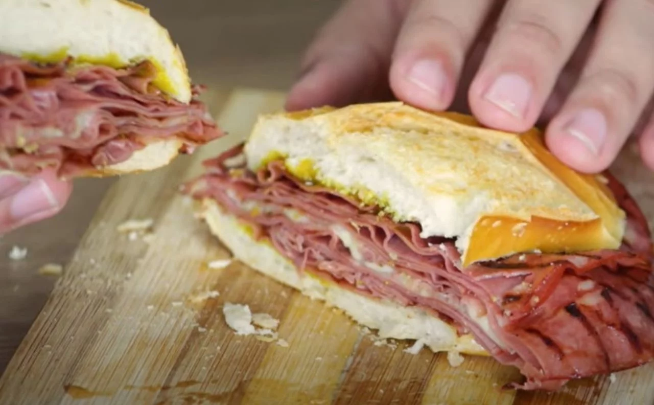 Com a demanda por alimentos vegetais, existem alternativas veganas feitas à base de proteínas vegetais como soja, ervilha e trigo.