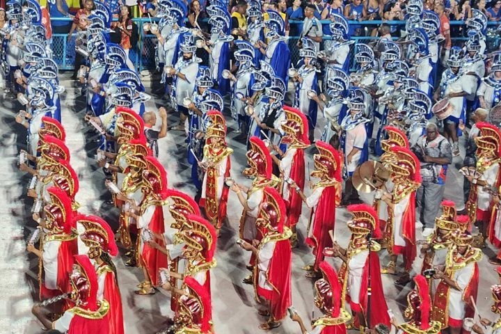 Unidos de Bangu - Será a 4ª escola a desfilar no sábado. O enredo será Maraka'Anandê - Resistência Ancestral. Foi mais uma escola afetada pelo incêndio do galpão.