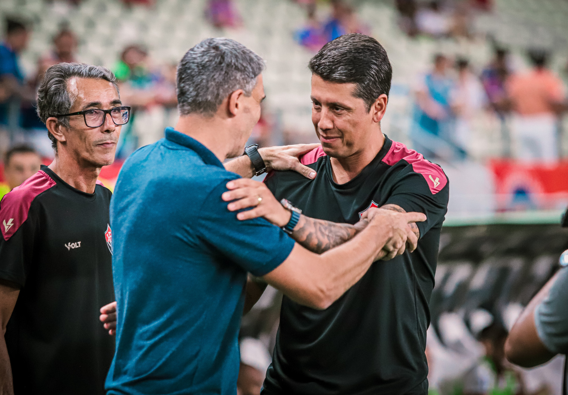 Técnicos Vojvoda e Thiago Carpini se cumprimentam no jogo Fortaleza x Vitória, no Castelão, pelo Campeonato Brasileiro Série A 2024 (Foto: Mateus Lotif/Fortaleza EC)