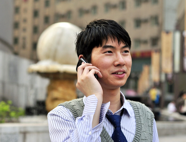 A evolução do telefone é um reflexo claro de como a tecnologia pode transformar a sociedade. O que começou com um dispositivo simples para transmitir voz se tornou um instrumento multifuncional que molda nossas vidas diárias.