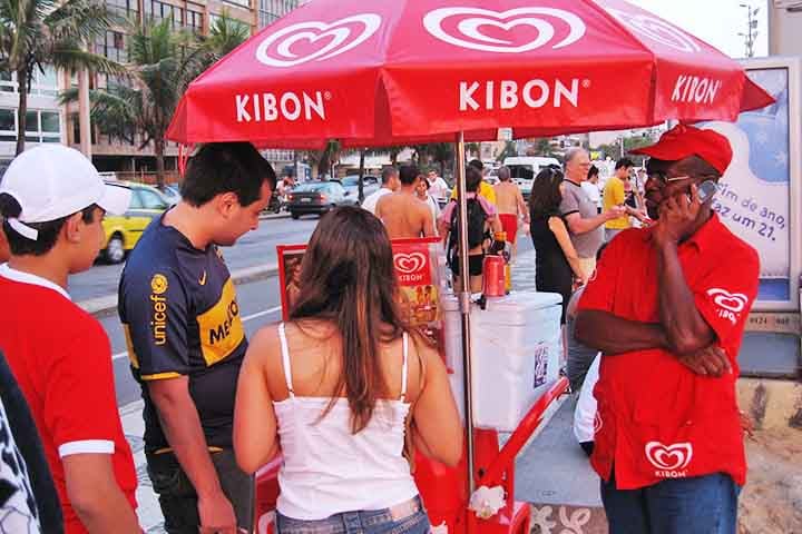 Popular entre os anos 80 e 90, a promoção da Kibon tem forte apelo para a memória afetiva. Ela volta às ruas com tempo limitado e apenas em cidades do litoral paulista. 
