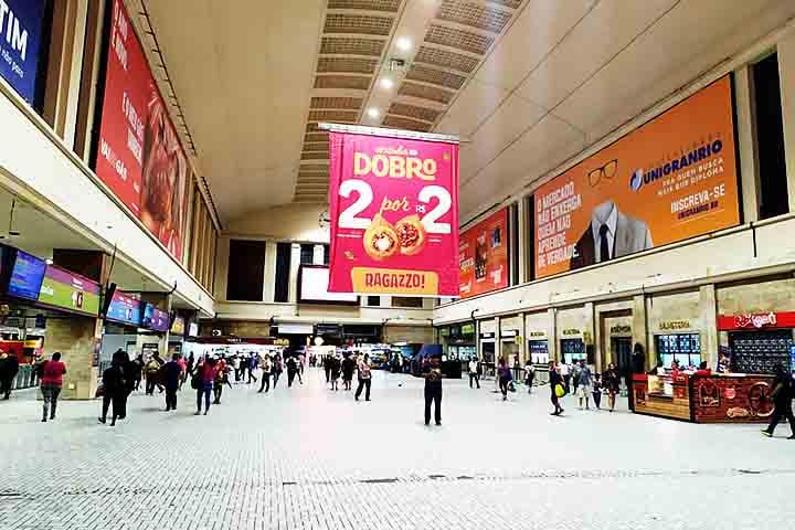 Inaugurada em 1858, a Estação Central do Brasil, situada no centro do Rio de Janeiro, é uma das estações ferroviárias mais famosas do país.