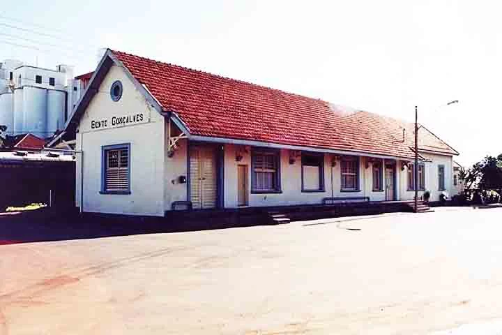 A estação preserva a história das ferrovias da região e se tornou um dos principais atrativos turísticos de Bento Gonçalves, especialmente para os amantes da cultura e da gastronomia do Rio Grande do Sul.