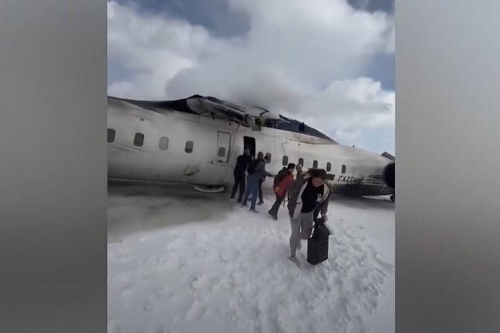 Alguns registros publicados nas redes sociais mostram o avião virado na pista, com as asas danificadas.