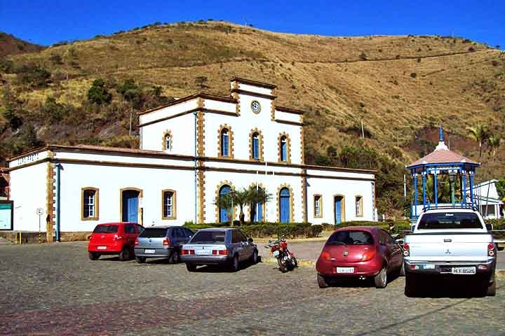 Destacam-se as locomotivas restauradas, como a Loco 201, fabricada em 1949, e a Brigardier, de origem alemã, que também foi utilizada em tempos de guerra. A viagem oferece uma imersão no passado ferroviário do Brasil.