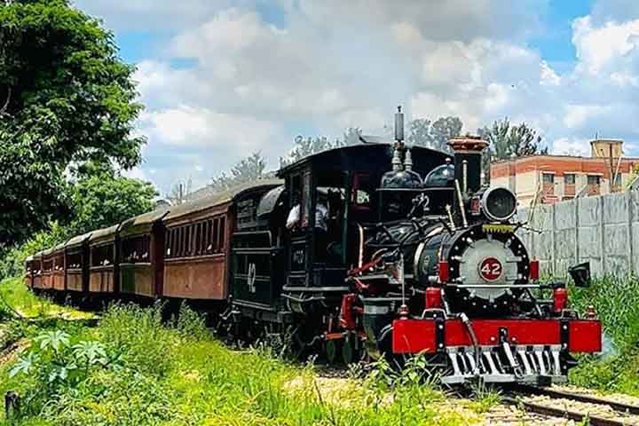 A arquitetura de época, associada ao charme de antigos trilhos e à preservação de patrimônios históricos, torna essas estações pontos turísticos imperdíveis.