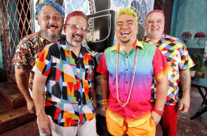 Os Transacionais se apresentam na nona edição do bloco Chão da Praça