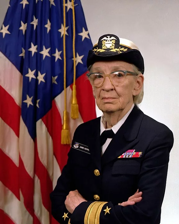 Grace Hopper (1906-1992) foi uma almirante e analista de sistemas da Marinha dos Estados Unidos, criadora da linguagem de programação Flow-Matic, que foi uma das precursoras da linguagem COBOL. Também foi uma das primeiras programadoras da calculadora Harvard Mark I, sendo uma figura essencial na história da computação.