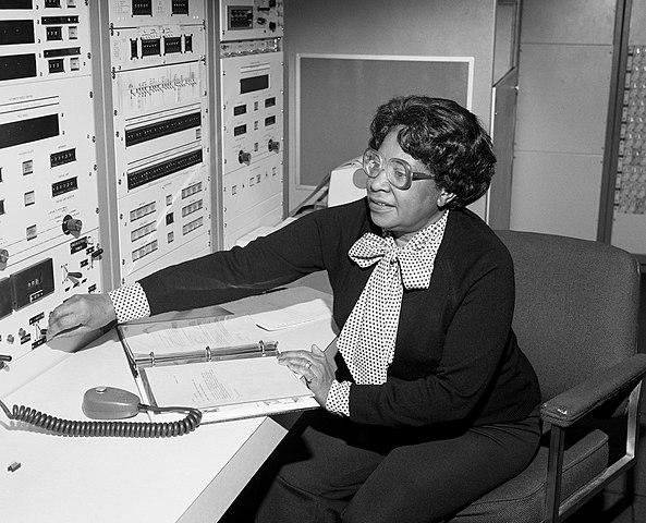 Mary Jackson (1921-2005), inicialmente matemática, foi a primeira mulher negra a se tornar engenheira na NASA. Ao longo de sua carreira, ela foi além de ajudar a desenvolver projetos importantes.