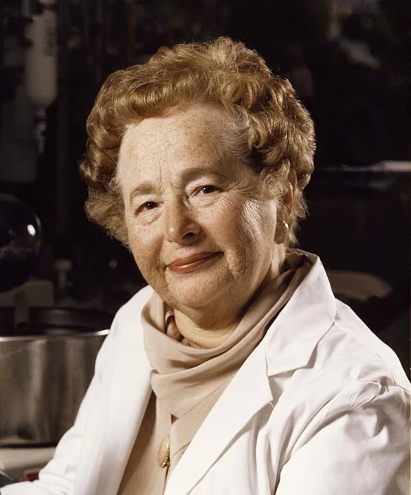 Gertrude Elion (1918-1999) foi uma química e farmacologista norte-americana que revolucionou o tratamento de doenças virais e câncer. Ela desenvolveu o medicamento aciclovir, usado para tratar herpes, e recebeu o Prêmio Nobel de Medicina em 1988 por suas descobertas inovadoras.