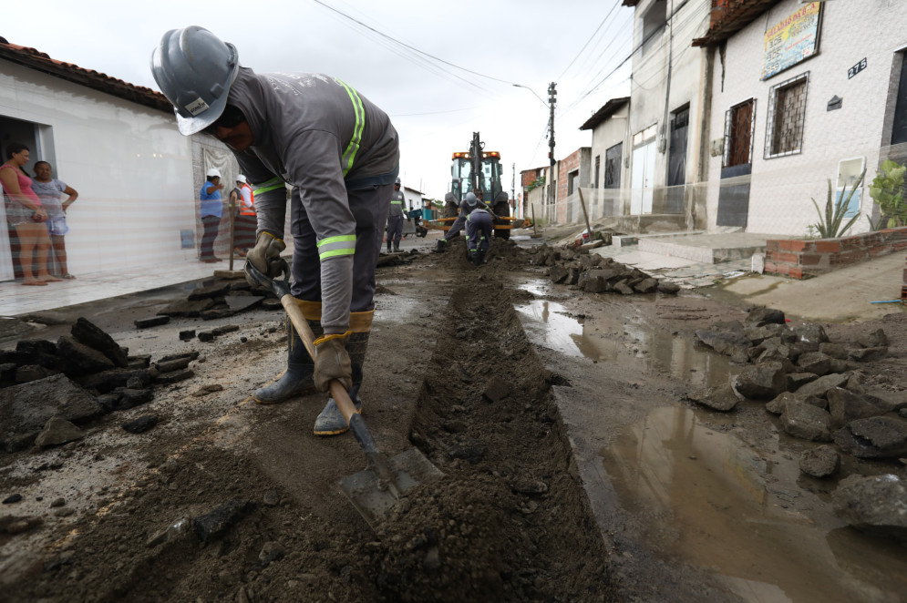 Obras da Ambiental Ceará em Maracanaú (cidade da Região Metropolitana de Fortaleza)