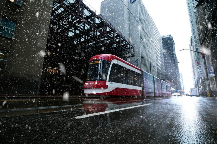 As temperaturas em Toronto podem cair para -20°C no inverno, com neve frequente, enquanto no verão podem ultrapassar os 30°C.
