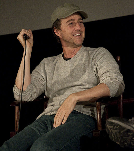 Após se formar na Universidade de Yale com um diploma em história, ele se mudou para Nova York para perseguir seu sonho de se tornar ator.