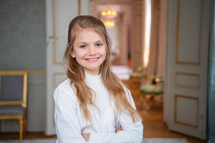 Princesa Estelle da Suécia - Filha mais velha da princesa Vitória da Suécia e do príncipe Daniel, Estelle é a segunda na linha de sucessão ao trono sueco. Com apenas 12 anos, já participa de várias cerimônias e eventos oficiais, incluindo o Dia Nacional da Suécia, consolidando seu papel na vida pública sueca.