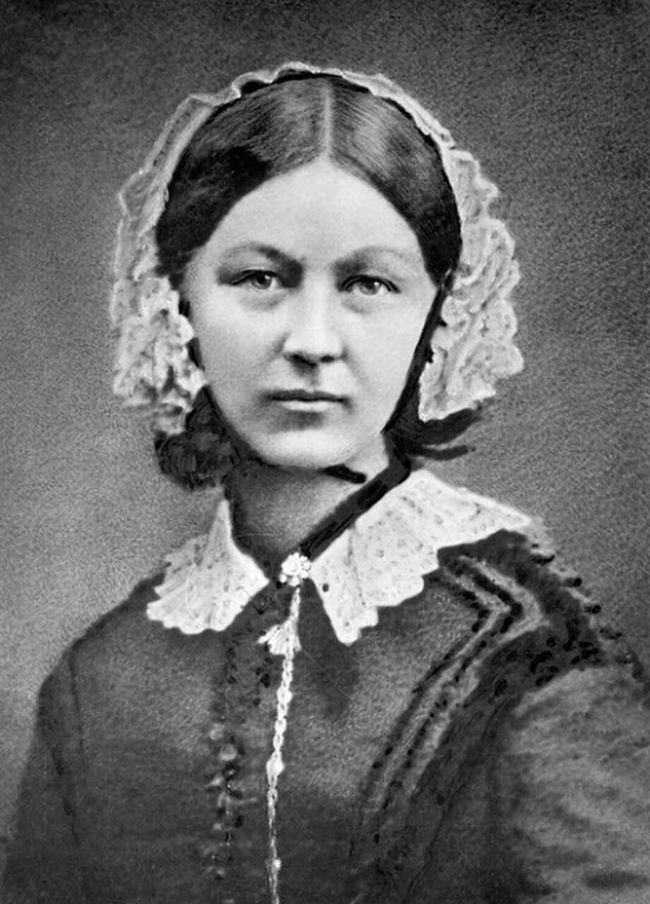 Florence Nightingale (1820-1910) é conhecida como a fundadora da enfermagem moderna. Durante a Guerra da Crimeia (1853-1856), ela revolucionou a prática da enfermagem com sua abordagem científica e cuidadosa, o que resultou em uma diminuição significativa das taxas de mortalidade nos hospitais.
