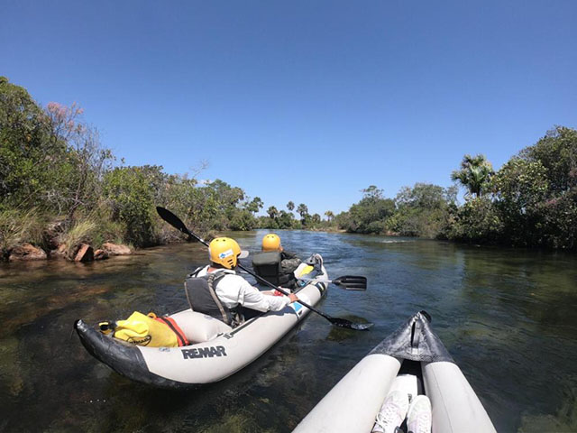 O Rio Novo, um dos poucos de água potável do mundo, oferece um radical passeio de caiaque com a possibilidade de ver o espetacular voo das araras 