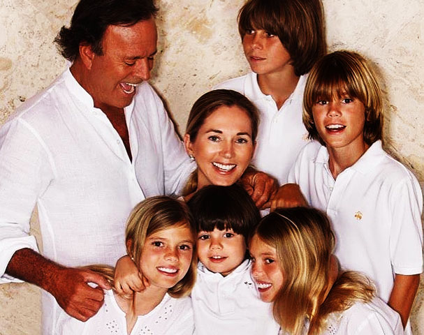 Julio Iglesias - O cantor espanhol, que está em seu segundo casamento, tem 8 filhos. Um deles ficou famoso: o cantor Enrique Iglesias, que tem tripla cidadania (espanhola, filipina - por causa da mãe - e americana, tendo se radicado nos EUA). 