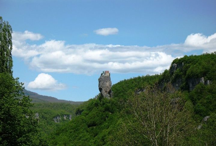 Os enigmas sobre como a igreja no topo do pilar foi construída e como a rocha era escalada durante a Idade Média permanecem sem resposta. 