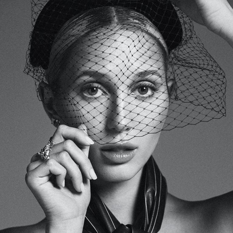 Princesa Maria-Olympia da Grécia e Dinamarca - Nascida em Nova York, Maria-Olympia é descendente das famílias reais da Grécia e Dinamarca, mas não faz parte da linha de sucessão. Com uma carreira de modelo, ela também é conhecida por sua participação em eventos sociais e seu papel como ícone fashion na realeza europeia.