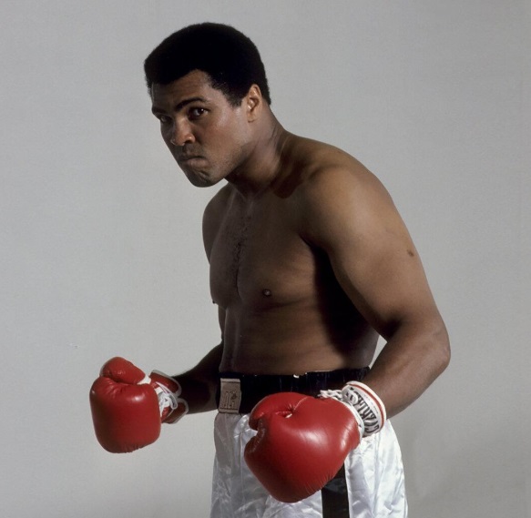 O icônico boxeador Muhammad Ali foi diagnosticado com Parkinson em 1984, alguns anos após sua aposentadoria. A doença afetou suas habilidades motoras, mas ele usou sua plataforma para ajudar a arrecadar fundos e apoio para pesquisas sobre Parkinson.