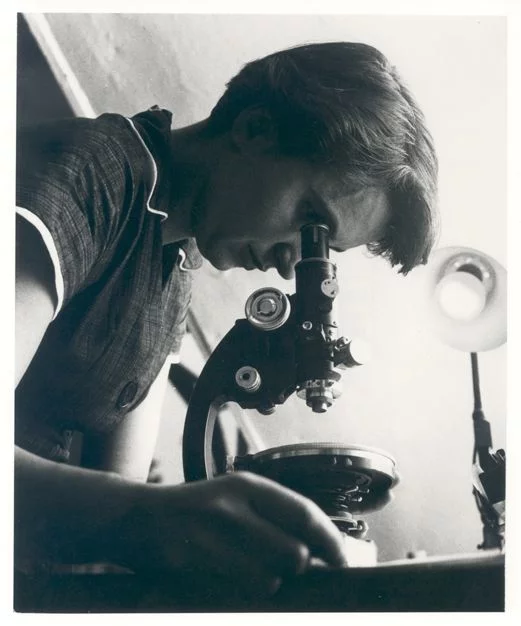 Rosalind Franklin (1920-1958) foi uma biofísica britânica cujos estudos com a difração de raios-X contribuíram para a descoberta da estrutura do DNA. Apesar de não ter sido reconhecida em vida, Franklin é considerada a Mãe do DNA, pois sua pesquisa foi essencial para a formulação da famosa dupla hélice do DNA.