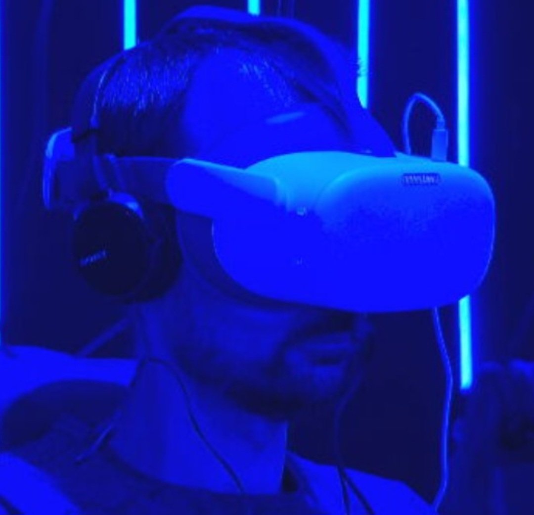 A realidade aumentada (AR) e a realidade virtual (VR) também começaram a ser exploradas, trazendo novas formas de interação com o mundo digital. Os smartphones hoje são tão essenciais que muitos consideram difícil imaginar um mundo sem eles