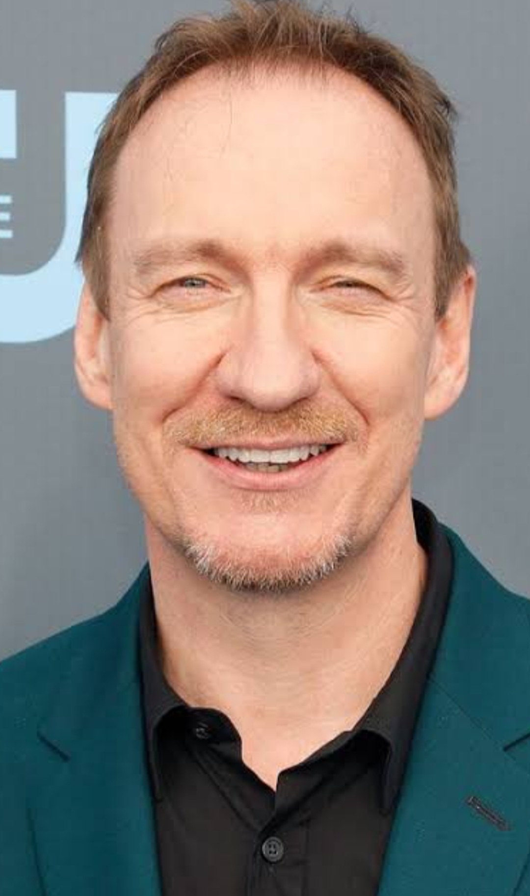 David Thewlis nasceu em 20 de março de 1961, na Inglaterra, e se destacou como Remus Lupin na saga Harry Potter. Com uma carreira diversificada, ele também recebeu prêmios, como o Globo de Ouro de Melhor Ator Coadjuvante por Naked. 