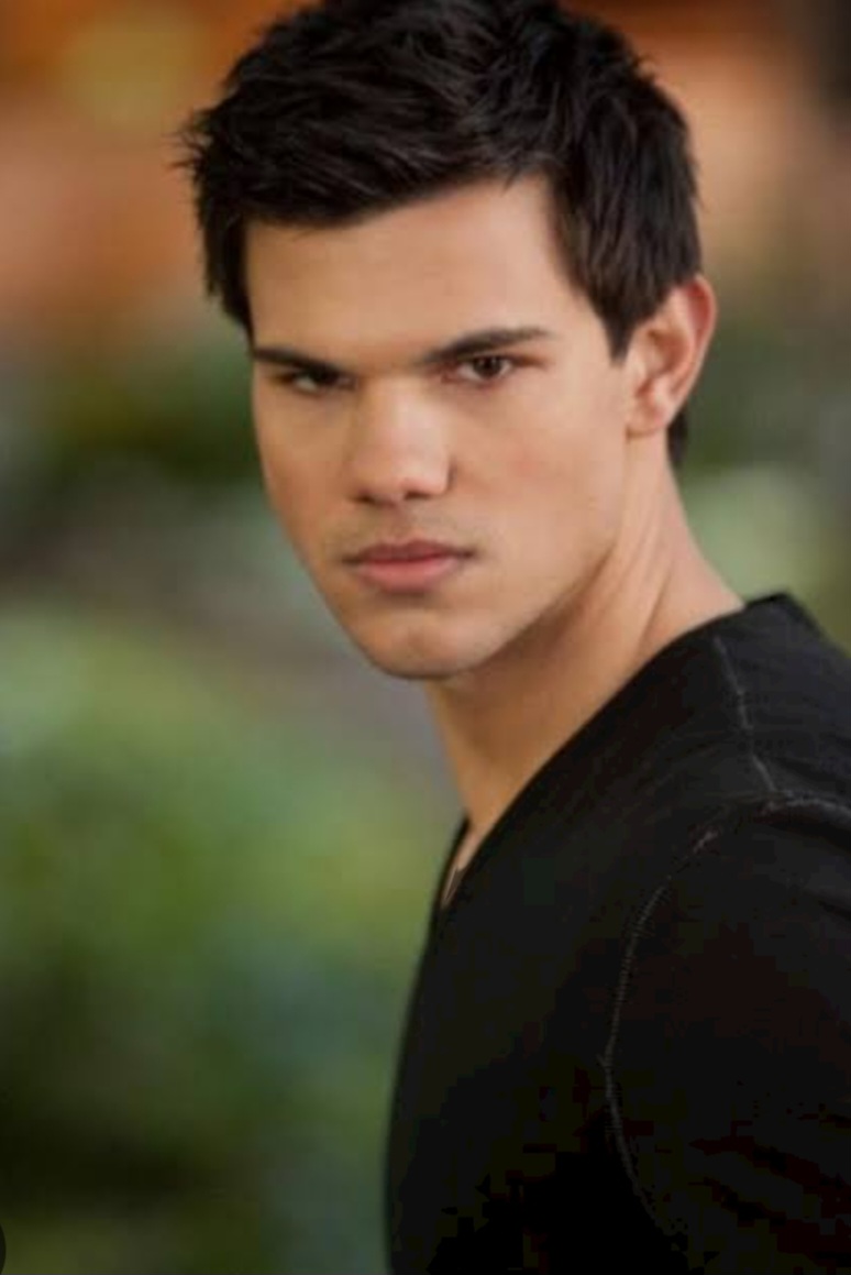 Assim, Lautner, nascido em Michigan (EUA), em 1992, ganhou notoriedade mundial, sendo escalado para o filme Idas e Vindas do Amor, de 2010. No ano seguinte, estrelou o filme Sem Saída, contracenando com as atrizes Lily Collins e Sigourney Weaver.