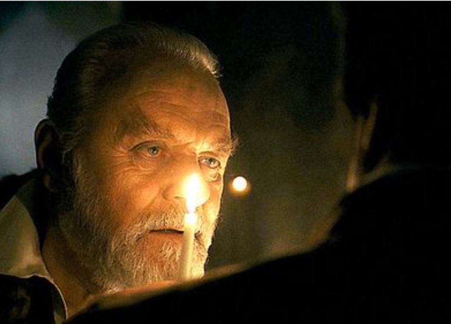 Anthony Hopkins interpretou Sir. John Talbot em O Lobisomem (2010). Trata-se de um filme de terror e mistério que segue um homem que volta à sua cidade natal, onde se torna alvo de uma maldição que o transforma em lobisomem.