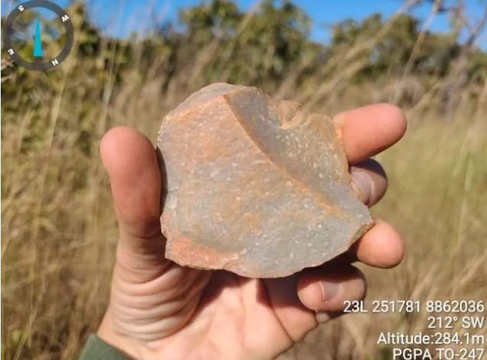 As pinturas estão em sítios que fazem parte do complexo arqueológico descoberto na região. São 16 sítios descobertos entre 2022 e 2023 que ampliam a riqueza do Tocantins no segmento de pesquisa sobre povos antigos. A equipe de pesquisadores afirma que há resquícios de ocupações de 12 mil anos atrás na região. 