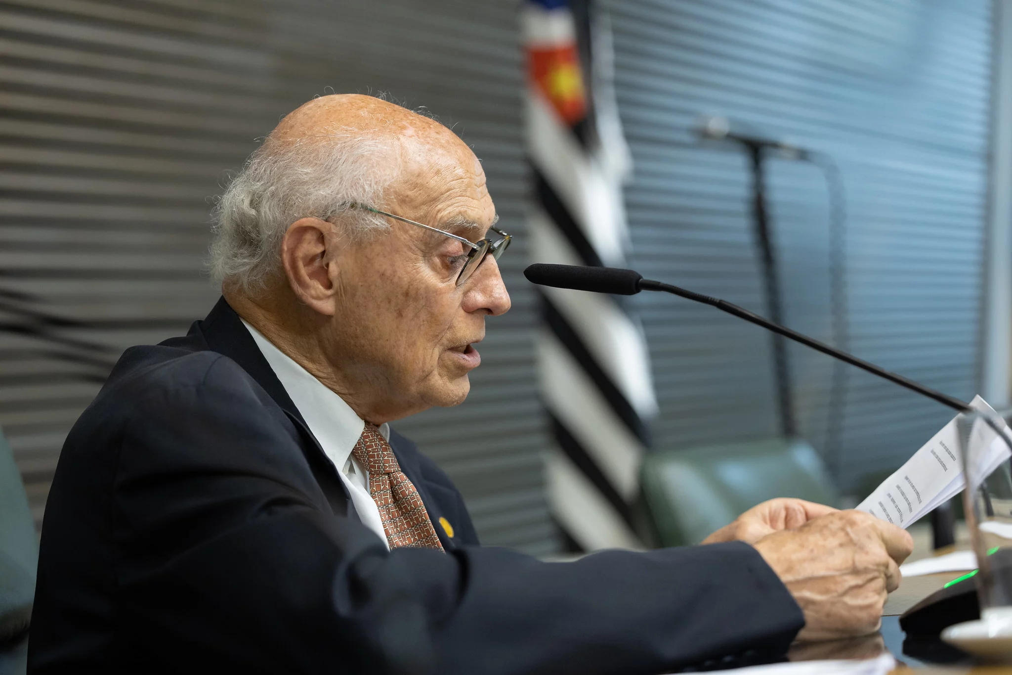 O deputado estadual Eduardo Suplicy (PT) revelou, em audiência pública sobre a regulamentação da cannabis medicinal, que foi diagnosticado com Parkinson no final de 2022, após notar tremores nas mãos e desconforto muscular.