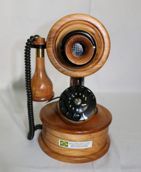 Após a invenção do telefone, o próximo grande passo foi a sua popularização, principalmente no final do século XIX e ao longo do século XX. Com o tempo, os telefones começaram a se tornar mais comuns nas casas das pessoas, e os telefones fixos passaram a ser um item essencial.