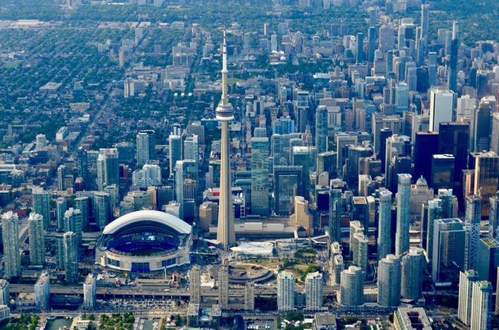 Um dos marcos mais icônicos da cidade é a CN Tower, uma das estruturas mais altas do mundo, com 553 metros de altura.