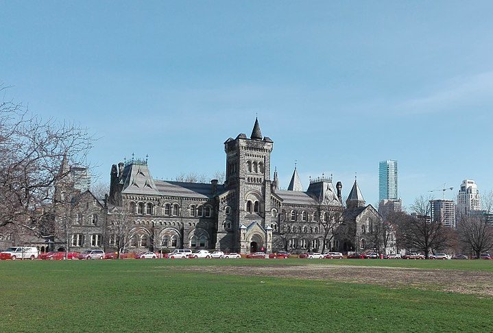 A cidade também é um importante centro educacional, com instituições de renome como a Universidade de Toronto, uma das melhores universidades do mundo, e a Universidade York. 