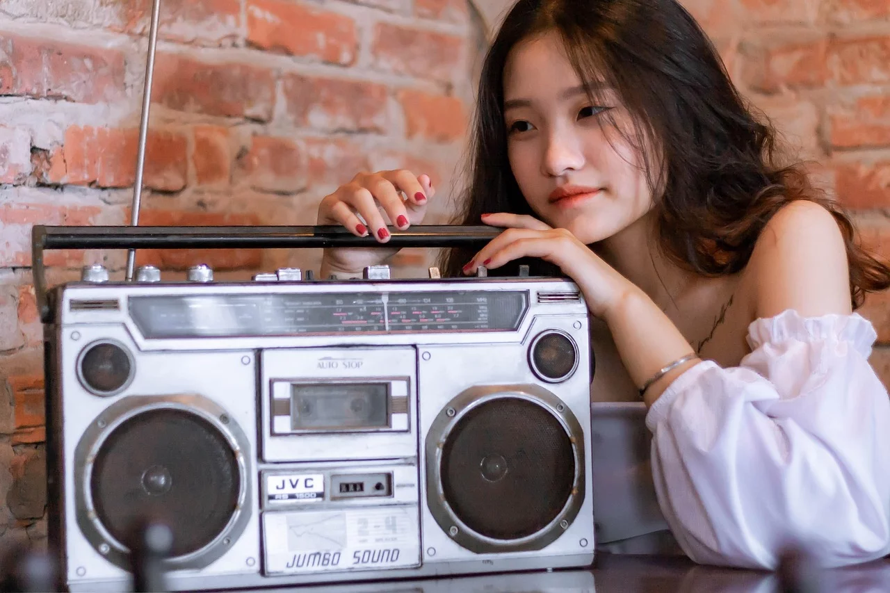 A teoria de Maxwell foi confirmada em 1886 por Heinrich Hertz, que demonstrou experimentalmente a existência das ondas de rádio. Essas ondas permitiram a transmissão de sinais através do espaço.