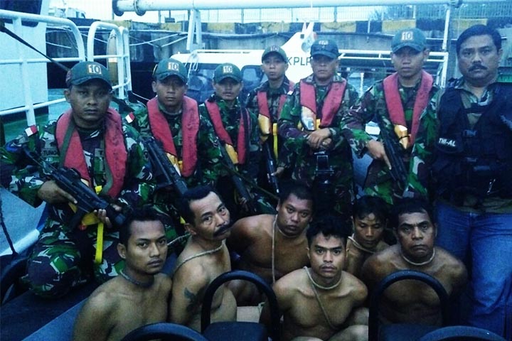 No Sudeste Asiático, os ataques piratas ocorrem em estreitos e canais, onde os piratas costumam atacar embarcações comerciais, roubando cargas e, em alguns casos, sequestrando tripulantes.