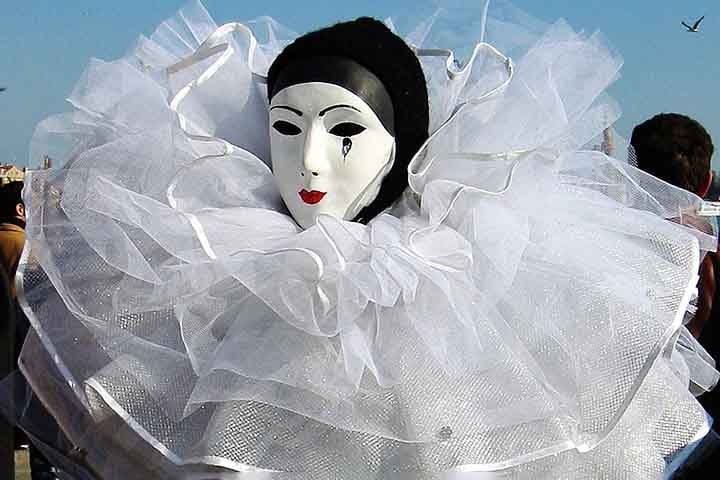 Pierrot, Arlequim e Colombina tornaram-se os personagens mais famosos desse estilo teatral, representando os servos palhaços (zanni, no original), porém havia muitos outros. 
