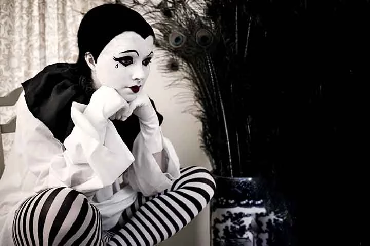 O contínuo sofrimento do Pierrot pelo amor não correspondido da Colombina o fazia ser alvo de piadas. Por isso, o personagem costuma aparecer representado com uma lágrima abaixo dos olhos.
