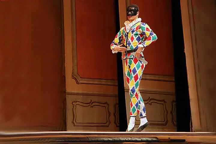 Uma características marcante do Arlequim era a pantomima, técnica de teatro focada no gestual, de mímicas, com poucas falas.
